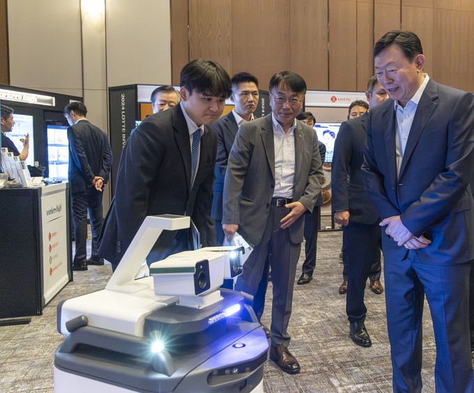 롯데가 19일 '2024 하반기 롯데 VCM'을 진행했다. 실외자율주행 로봇 제조 스타트업 '뉴빌리티' 이상민 대표가 신동빈 롯데 회장에게 멀티 카메라 시스템 기반 기술을 설명하고 있다. (사진=롯데그룹 제공)