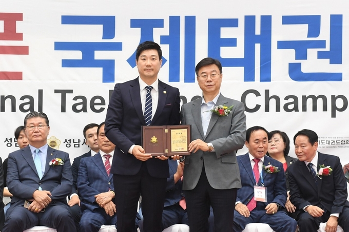 신상진 성남시장이 20일 개막한 '2024 성남오픈 국제태권도 대회'에 앞서 참석자들을 격려하고 있다. (사진=성남시 제공)
