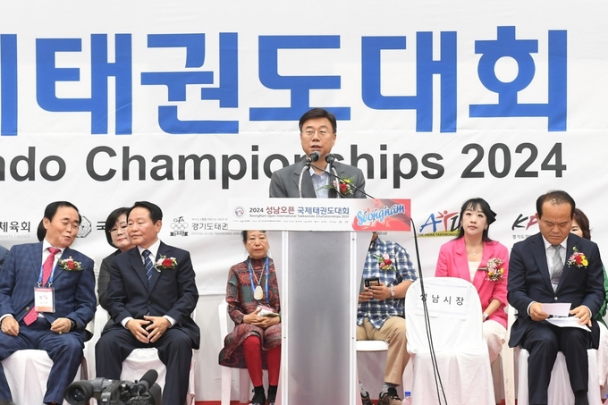 신상진 성남시장이 20일 개막한 '2024 성남오픈 국제태권도 대회'에 앞서 참석자들을 격려하고 있다. (사진=성남시 제공)