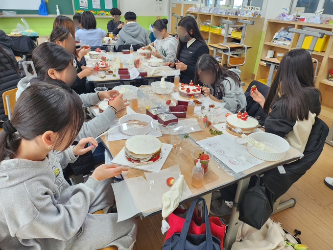 도곡초등학교에서 사제동행 케이크 만들기 활동이 진행되고 있다. (사진=도곡초등학교 제공)