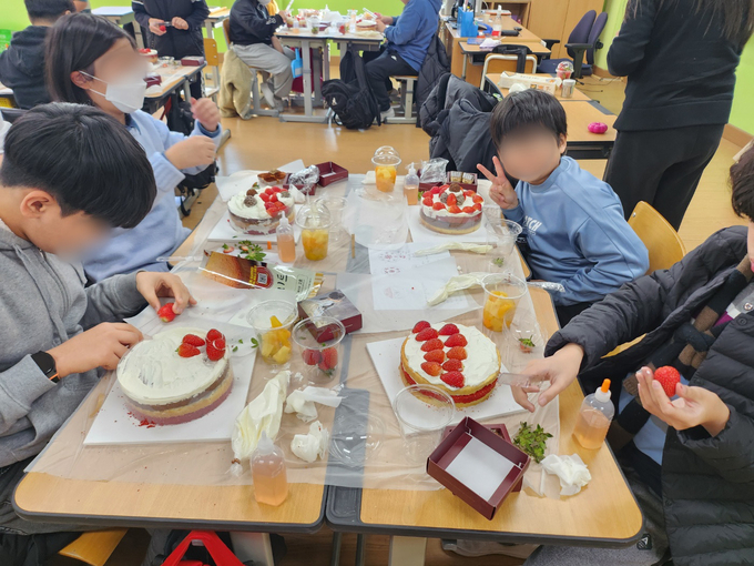 도곡초등학교에서 사제동행 케이크 만들기 활동이 진행되고 있다. (사진=도곡초등학교 제공)