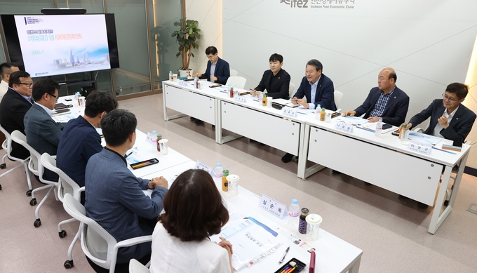 지난 19일 인천경제청을 찾은 시의회 산경위원들이 윤원석 인천경제청장 등을 만나 주요 현안을 점검하고 있다. ( 사진 = 인천시의회 제공 )