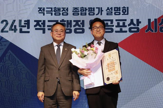 인천시 박장빈 주무관이 최근 열린 행정안전부 주관 '제4회 적극행정 유공 정부 포상'에서 근정포장을 수상하고 기념촬영을 하고 있다. ( 사진 = 인천시 제공 )