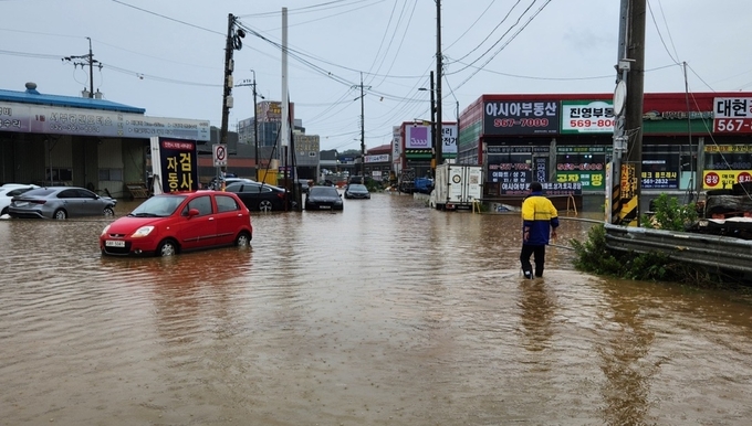 지난 18일 인천 서구 마전대 안동포사거리가 물에 잠겼다. ( 사진 = 인천소방본부 제공 )