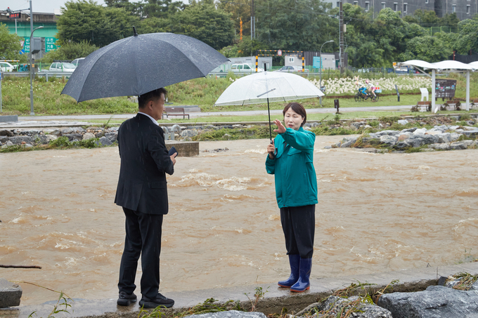 용인특례시의회 의장단이 처인·기흥·수지구의 주요 현장을 방문해 집중호우로 인한 피해 현황을 점검하고 있다. (사진=용인시 제공)