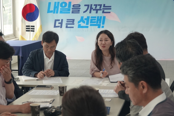 이재정 국회의원이 지역사무실에서 평촌 트리지아 시공사와 간담회를 하고 있다. (사진=이재정 의원실 제공)