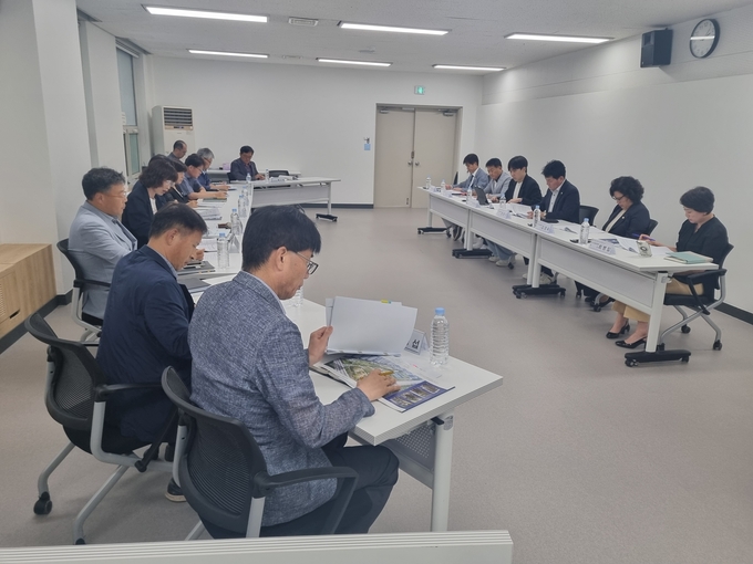 안양시의회 도시건설위원회가 시의회 시민토론방에서 집행기관 간부공무원들과 간담회를 하고 있다. (사진=안양시의회 제공)