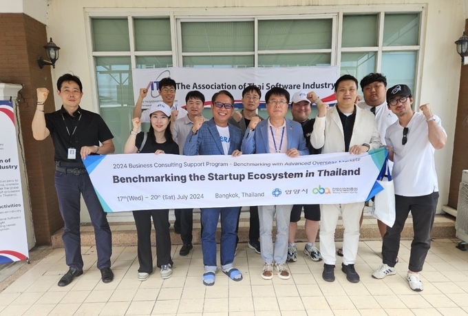 조광희 안양산업진흥원장(앞줄 오른쪽 세 번째)이 태국 소프트웨어산업협회와 업무협약을 한 뒤 관계자들과 기념촬영을 하고 있다.(사진=안양산업진흥원 제공)