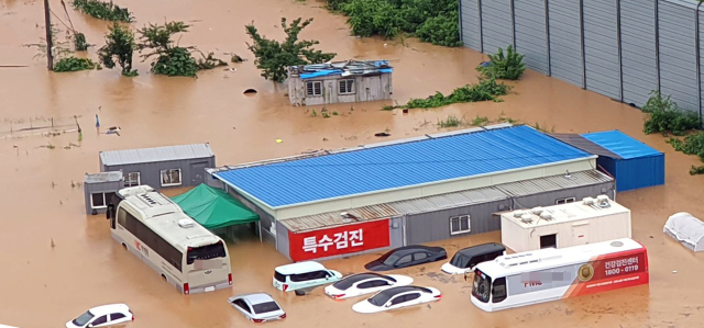 지난 18일 오전 수도권 지역에 내린 폭우로 경기도 평택시 송탄로 한 부지에 주차된 차량이 물에 잠겨 있다. (사진=연합뉴스 제공)