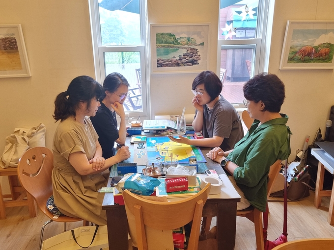 학생 교육자료를 만들기 위한 교원 연수가 진행되고 있다. (사진=파주교육지원청 제공)