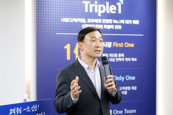 문동권 신한카드 사장이 '2024년 하반기 사업전략회의'에서 리더들에게 당부하고 있다. (사진=신한카드 제공)