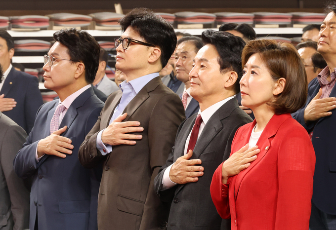 국민의힘 윤상현(왼쪽부터)·한동훈·원희룡·나경원 당 대표 후보들이 지난 15일 오후 충남 천안 유관순체육관에서 열린 대전·세종·충북·충남 합동연설회에서 국민의례를 하고 있다. (사진=연합뉴스)