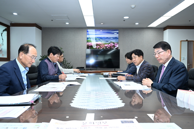 백경현 구리시장(맨 오른쪽)이 이성해 국가철도공단 이사장을 만나 GTX-B노선 갈매역 정차의 필요성 등을 역설하고 있다.(사진=구리시 제공)
