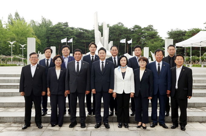 제11대 경기도의회 후반기 의장단이 22일 수원 현충탑에서 기념촬영을 하고 있다. (사진=경기도의회 제공)