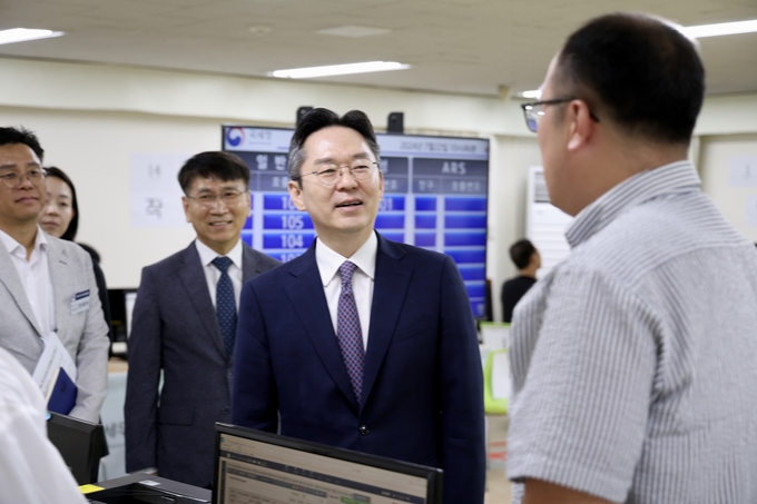 오호선 중부지방국세청장이 수원세무서를 찾아 2024년 1기 부가가치세 확정신고 진행상황을 점검했다. (사진=중부지방국세청 제공)