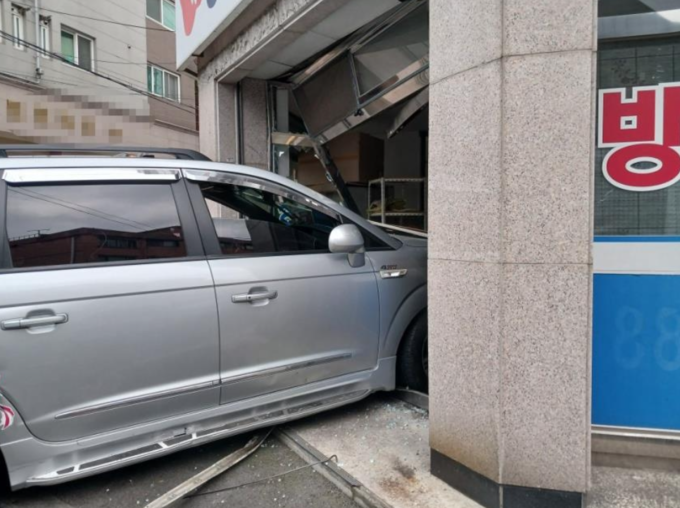 상가로 돌진한 SUV차량 ( 사진 = 인천소방본부 제공 )
