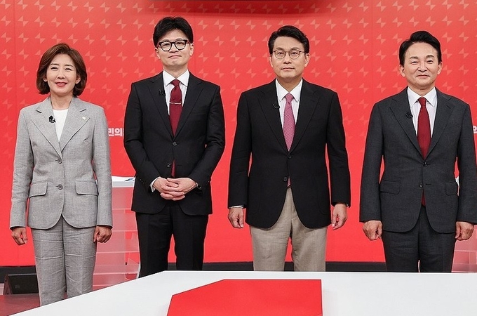 지난 19일 서울 양천구 SBS 스튜디오에서 열린 국민의힘 제6차 전당대회 당대표 후보 방송토론회에 나선 나경원(왼쪽부터), 한동훈, 윤상현, 원희룡 후보가 기념 촬영하고 있다. (사진=연합뉴스)