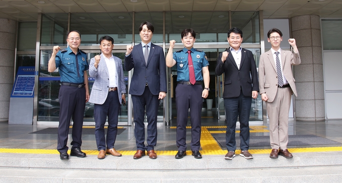박준모 안양시의회 의장(왼쪽 세 번째) 등 시의회 의장단 등이 동안경찰서를 방문한 뒤 장현덕 동안경찰서장(네 번째)과 기념촬영을 하고 있다.(사진=안양시의회 제공)