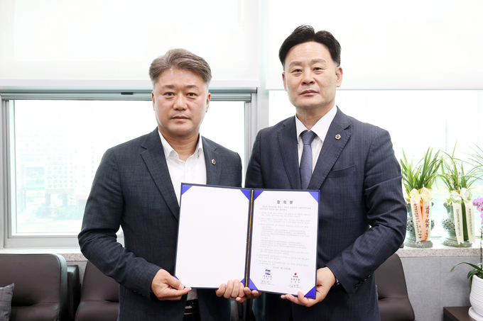 최종현(왼쪽·민주·수원7) 경기도의회 더불어민주당 대표의원과 김정호(광명1) 경기도의회 국민의힘 대표가 지난 15일 경기도의회에서 제11대 경기도의회 후반기 원 구성 최종 합의문을 들고 기념촬영을 하고 있다. (사진=경기도의회 제공)