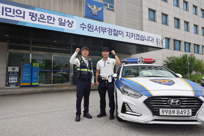  운전 중 의식을 잃은 운전자를 구조한 수원서부경찰서 소속 남상원 경위(왼쪽)와 우한얼 순경(오른쪽). (사진=수원서부경찰서 제공)