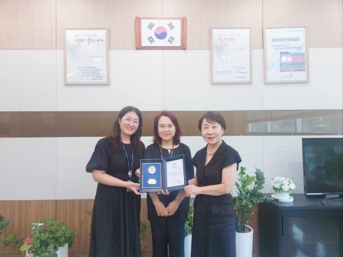경기도 긴급복지 콜센터 위기 이웃 제보자 표창. (사진=경기도 제공)