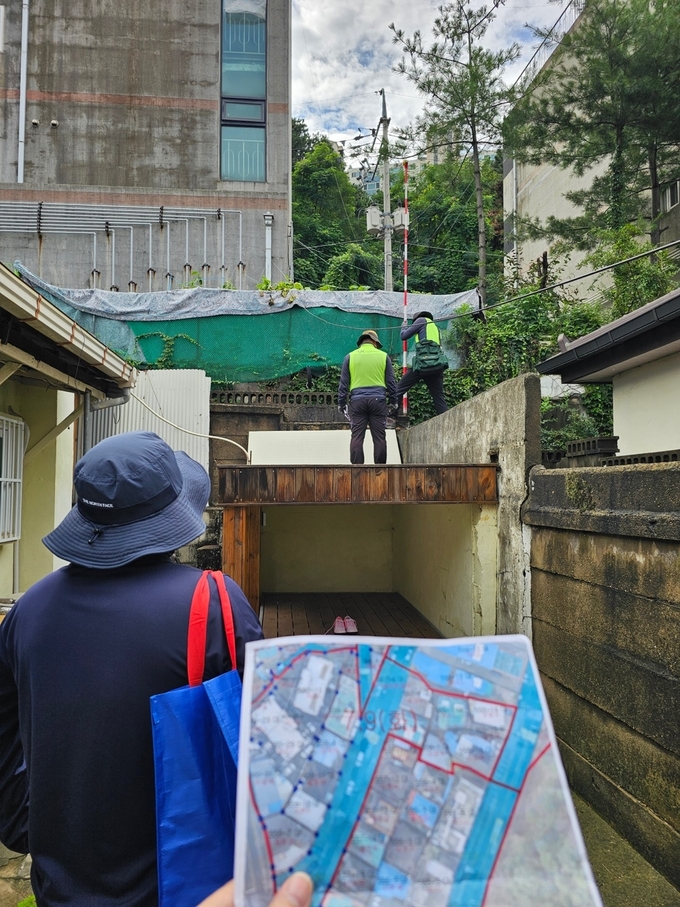 오산시 관계자들이 토지 경계점 표지 설치 작업을 하고 있다. (사진=오산시 제공)