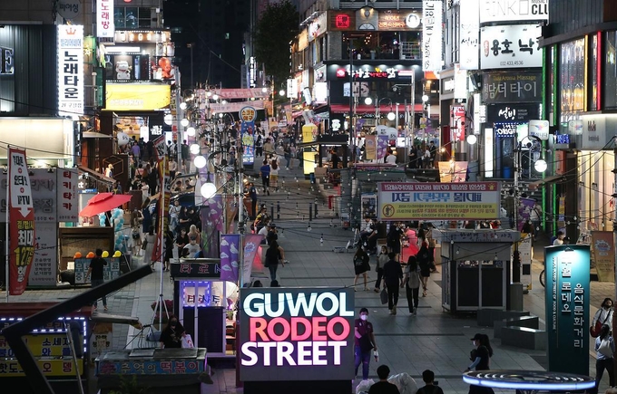 인천 남동구 구월 로데오 거리에 밤이 돼도 환한 조명들이 거리를 비추고 있다. ( 사진 = 남동구 제공 )