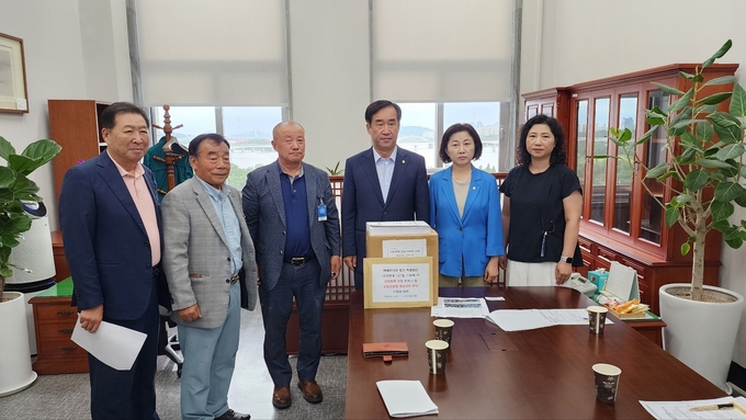 수원전투비행장 화성이전반대 범시민대책위원회가 23일 국회를 방문해 수원군공항의 화성 이전을 반대한다는 의사를 전했다. (사진=수원전투비행장 화성이전반대 범시민대책위원회 제공)