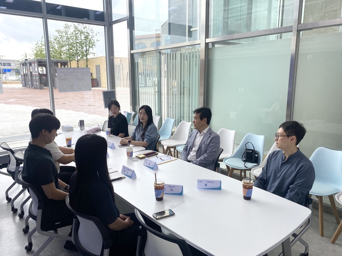 시흥도시공사는 지난 22일 시흥시 거북섬 일원에서 저출산,지역소멸 대응 및 가족친화일터 문화 조성을 위해 CEO-직원 간 간담회를 실시했다. (사진=시흥도시공사 제공)