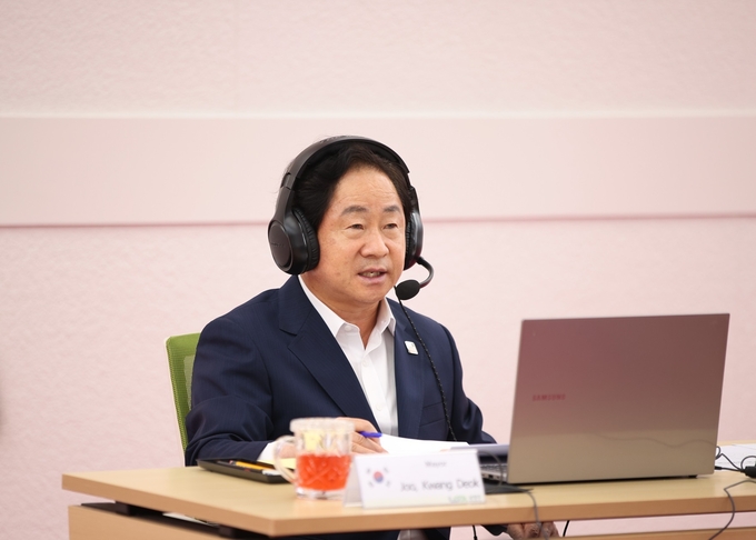 주광덕 남양주시장이 노트북을 이용해 사우디아라비아 압둘라 빈 카미스 알 자이디 타이프시장과 화상회의를 하고 있다. (사진=남양주시 제공)