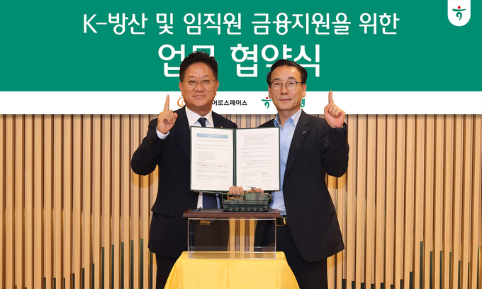 전우홍 하나은행 중앙영업그룹 부행장(오른쪽)과 박지철 한화에어로스페이스 재무실장이 업무협약 체결 후 기념촬영을 하고 있다. (사진=하나은행 제공)