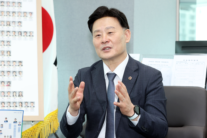 최종현(수원7) 경기도의회 더불어민주당 대표의원이 23일 경기도의회에서 열린 언론간담회에서 취재진의 질문에 답하고 있다. (사진=경기도의회 제공)