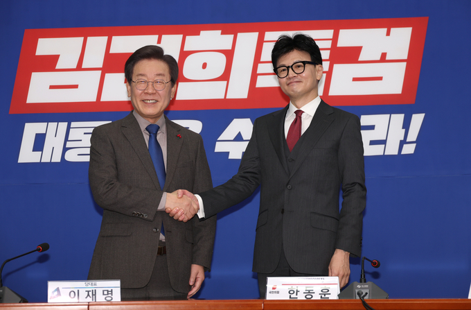 이재명 더불어민주당 대표와 한동훈 국민의힘 비상대책위원장이 지난해 12월 29일 국회 민주당 대표실에서 만나고 있다. (사진=연합뉴스)