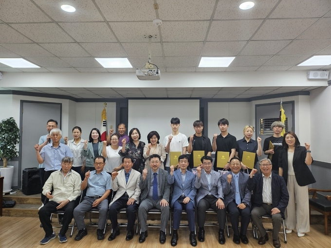 김포 양촌 장학회 신임 임원들과 장학생들이 기념 사진을 찍기 위해 파이팅을 외치고 있다. (사진=양촌장학회 제공) 