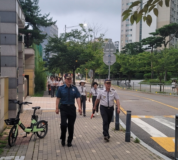 새롭게 위촉된 방범대원들과 함께 박종환 서장이 마산동 일원을 순찰하고 있다. 김포경찰서제공 