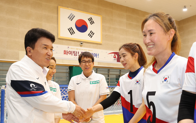 함영주 하나금융그룹 회장(왼쪽)이 격려 행사에 참석해 국가대표 골볼 선수단을 격려하고 있다. (사진=하나금융그룹 제공)