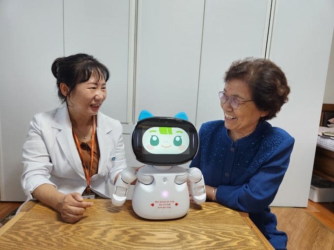 광주시가 홀로 거주하는 노인가구에 본격 도입한 AI 기반의 맞춤형 로봇. (사진=광주시 제공)