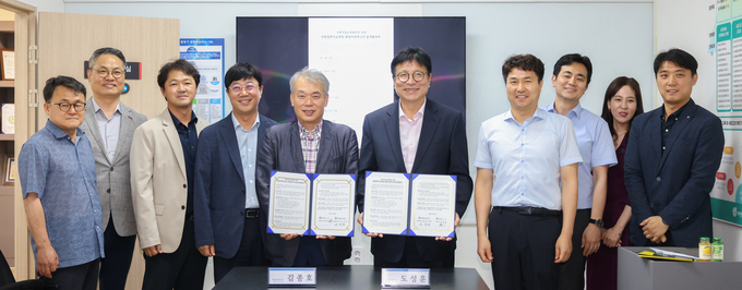 도성훈 인천시교육감은 22일 인천시 서구 식품제조업체 태양이엔에스㈜와 인천 직업계고 취업 지원 체계 구축을 위한 업무협약을 체결하고 기념사진을 찍고 있다. ( 사진 = 인천시교육청 제공 )