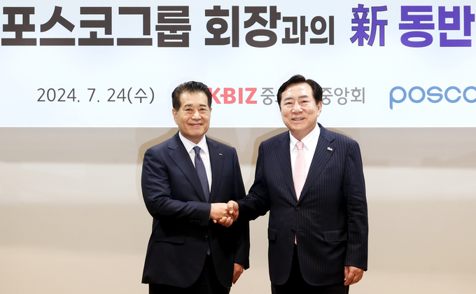 간담이 끝나고 (왼쪽부터) 장인화 포스코그룹 회장과 김기문 회장이 기념촬영을 하고 있다. (사진=중소기업중앙회 제공)