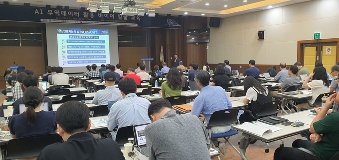 1차 AI 교육을 수강 하는 기업인. (사진=경기지방중소벤처기업청 제공)