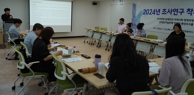 지난 23일 열린 장애인 지역사회 자립 연구 착수보고회에서 연구를 맡은 이웅 인천사서원 정책연구실 연구위원이 발표하고 있다. ( 사진 = 인천시사회서비스원 제공 )