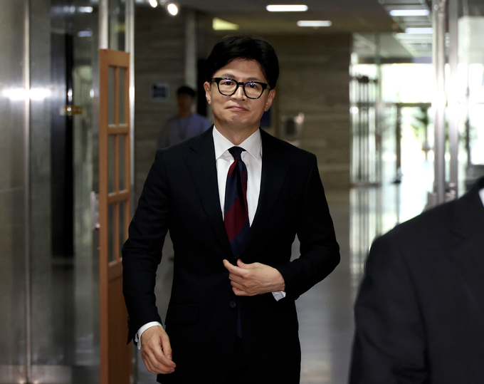 한동훈 국민의힘 신임 당 대표가 24일 오전 서울 여의도 국회 당대표실로 이동하고 있다. (사진=연합뉴스)