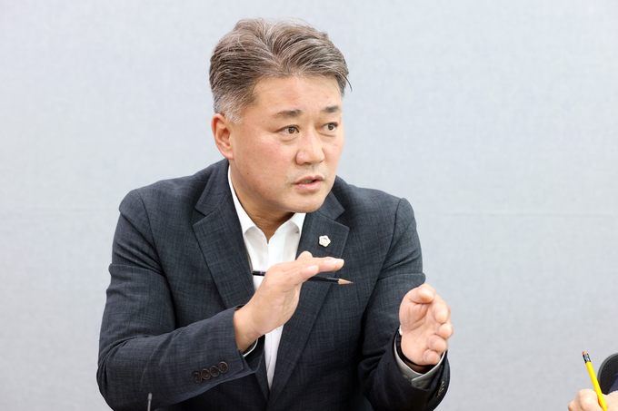 김정호(광명1) 경기도의회 국민의힘 3기 대표의원이 24일 경기도의회에서 열린 언론간담회에서 취재진의 질문에 답을 하고 있다. (사진=경기도의회 제공)