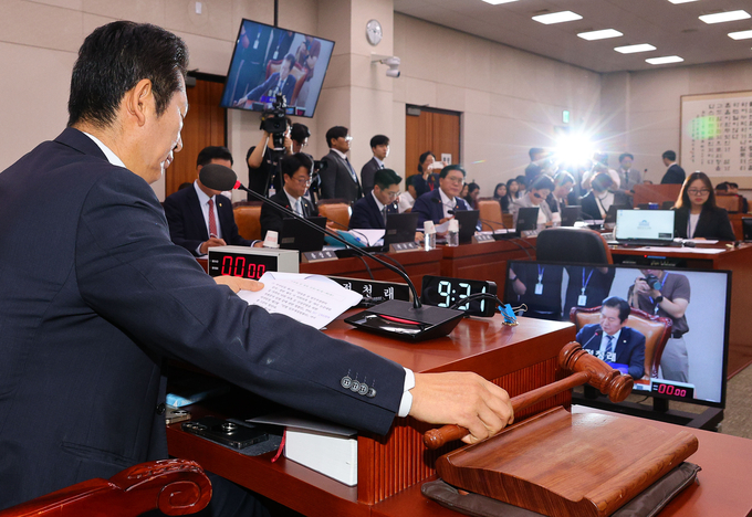 24일 오전 국회에서 법제사법위원회 전체회의 정청래 위원장이 의사봉을 두드리고 있다. (사진=연합뉴스)