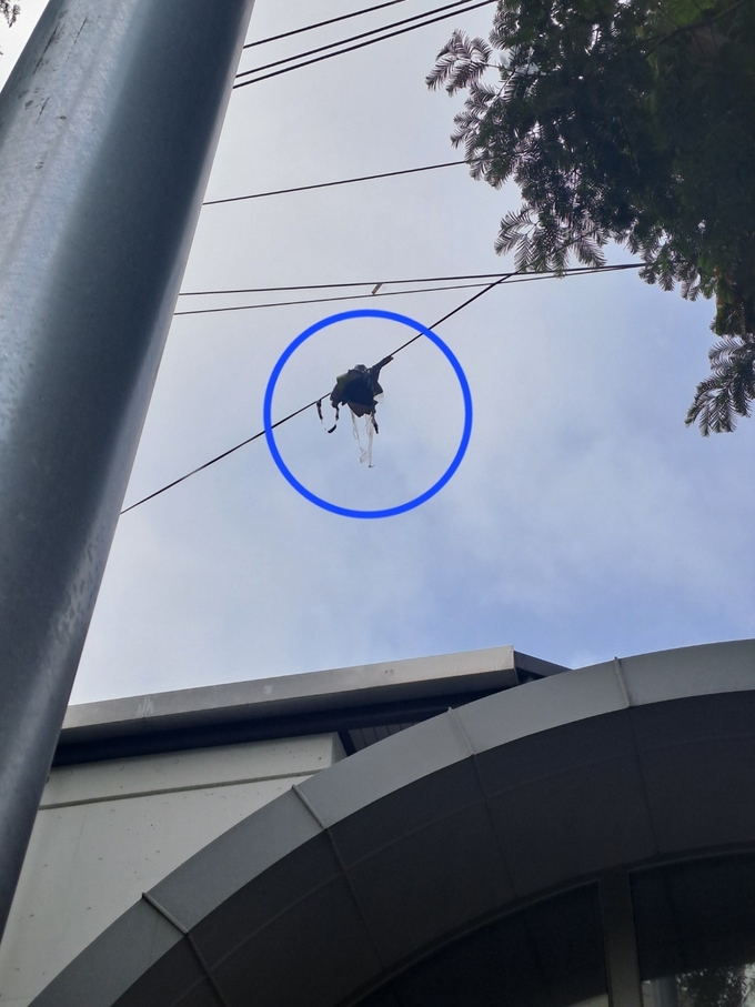 오전 9시 13분쯤 부평구 부개동 전봇대 전선에 오물풍선 의심 물체가 걸려있다는 신고가 접수됐다. ( 사진 = 인천소방본부 제공 )