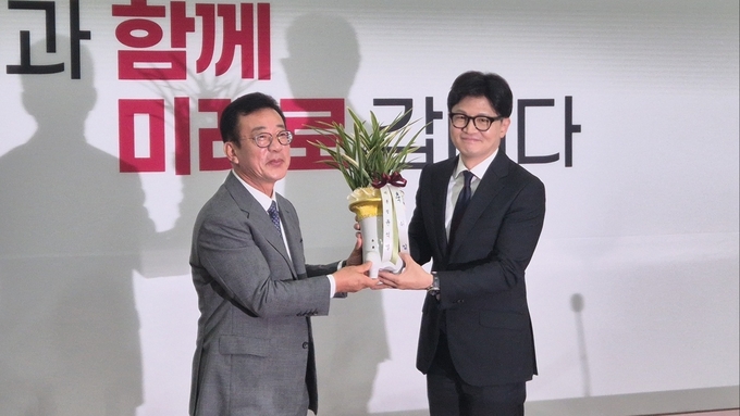 홍철호 대통령실 정무수석은 24일 한동훈 국민의힘 신임 대표에게 윤석열 대통령의 축하 난을 전달했다. (사진=김한별 기자)