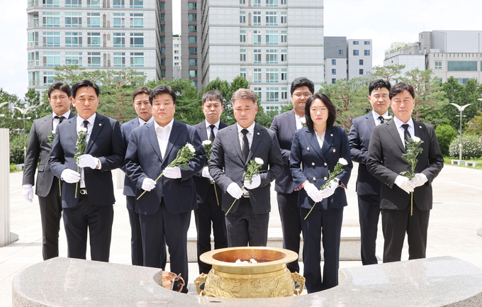 김정호(가운데·광명1) 경기도의회 국민의힘 3기 대표의원을 비롯한 경기도의회 국민의힘 지도부가 24일 수원 현충탑에서 참배를 하고 있다. (사진=경기도의회 제공)