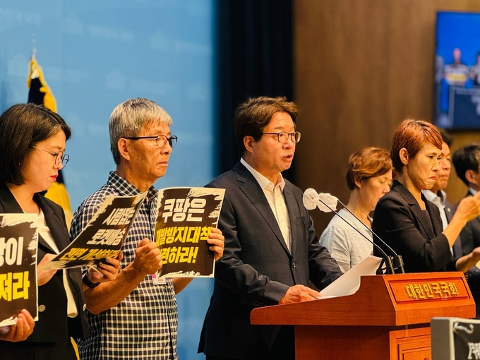 염태영(민주·수원무) 국회의원이 24일 국회 소통관에서 쿠팡에서 일하다 과로사로 숨진 故 정슬기· 故 장덕준 씨의 유족과 공동 기자회견을 열고 발언하고 있다. (사진=의원실 제공)