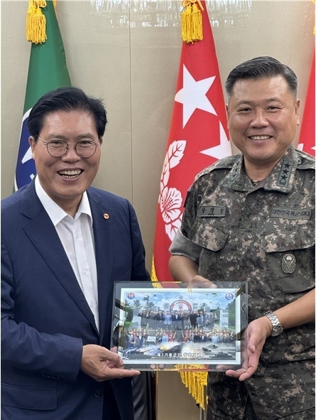 송석준 국민의힘 국회의원과 박재열 제7기동군단장 (사진=송석준 의원실 제공)
