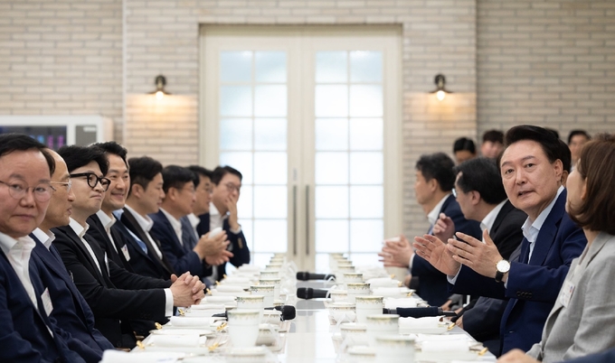 윤석열 대통령은 24일 한동훈 대표 등 국민의힘 신임 지도부와 당대표 출마자, 당직자들을 대통령실 파인그라스에 초청해 만찬을 가졌다. (사진=대통령실 제공)